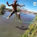 کلیپی تماشایی از بند بازی دلهره آور یک مرد پر دل و جرأت روی رودخانه ای از تمساح های گرسنه. این مرد جوان با انجام حرکات ترسناک و با خونسردی کامل از روی یک تاب نازک درحالی عبور می کند که زیر آن تعداد زیادی تمساح در حال شنا کردن هستند.