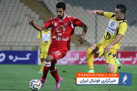 حسین ماهینی مدافع تیم فوتبال پرسپولیس تهران به همراه همسر و فرزندش