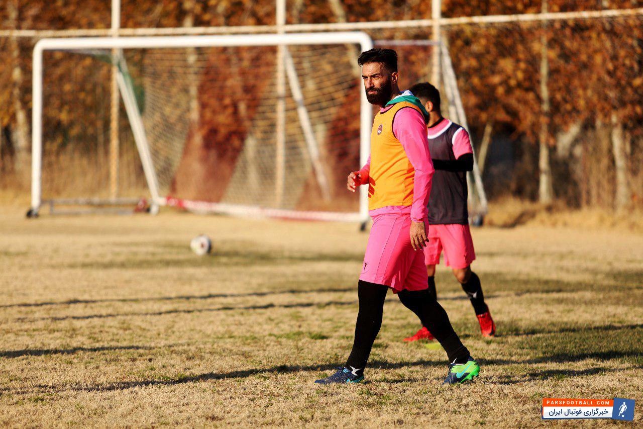 حنیف عمران زاده در تمرینات تیم فوتبال مشکیپوشان نخستین بار پیراهن این تیم را بر تن کرد