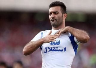 حنیف عمران‌زاده در تمرینات تیم فوتبال مشکی‌پوشان نخستین بار پیراهن این تیم را بر تن کرد