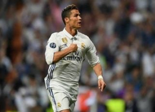 یک هوادار در قبرس تلاش زیادی برای نزدیک شدن به رونالدو کرد که در نهایت ناکام ماند