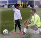 هنرنمایی دیدنی پسر رونالدو با توپ در حضور پدر