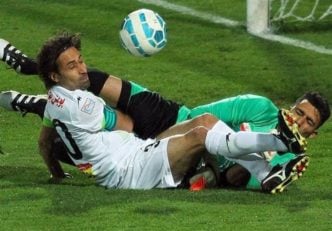 تیم فوتبال ذوب‌ آهن اصفهان روز جمعه در حالی میهمان پرسپولیس خواهد بود که وحید محمدزاده به دلیل محرومیت نمی‌تواند در این بازی تیمش را همراهی کند.