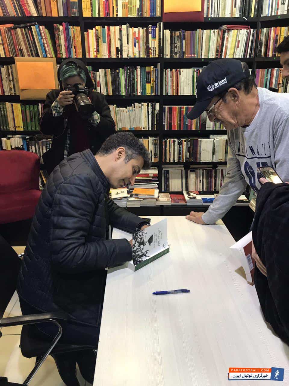 مراسم امضای کتاب عادل فردوسی پور به نفع زلزله زدگان کرمانشاه در مجتمع تجاری کوروش با حضور انبوه مردمی برگزار شد.عادل فردوسی پور...