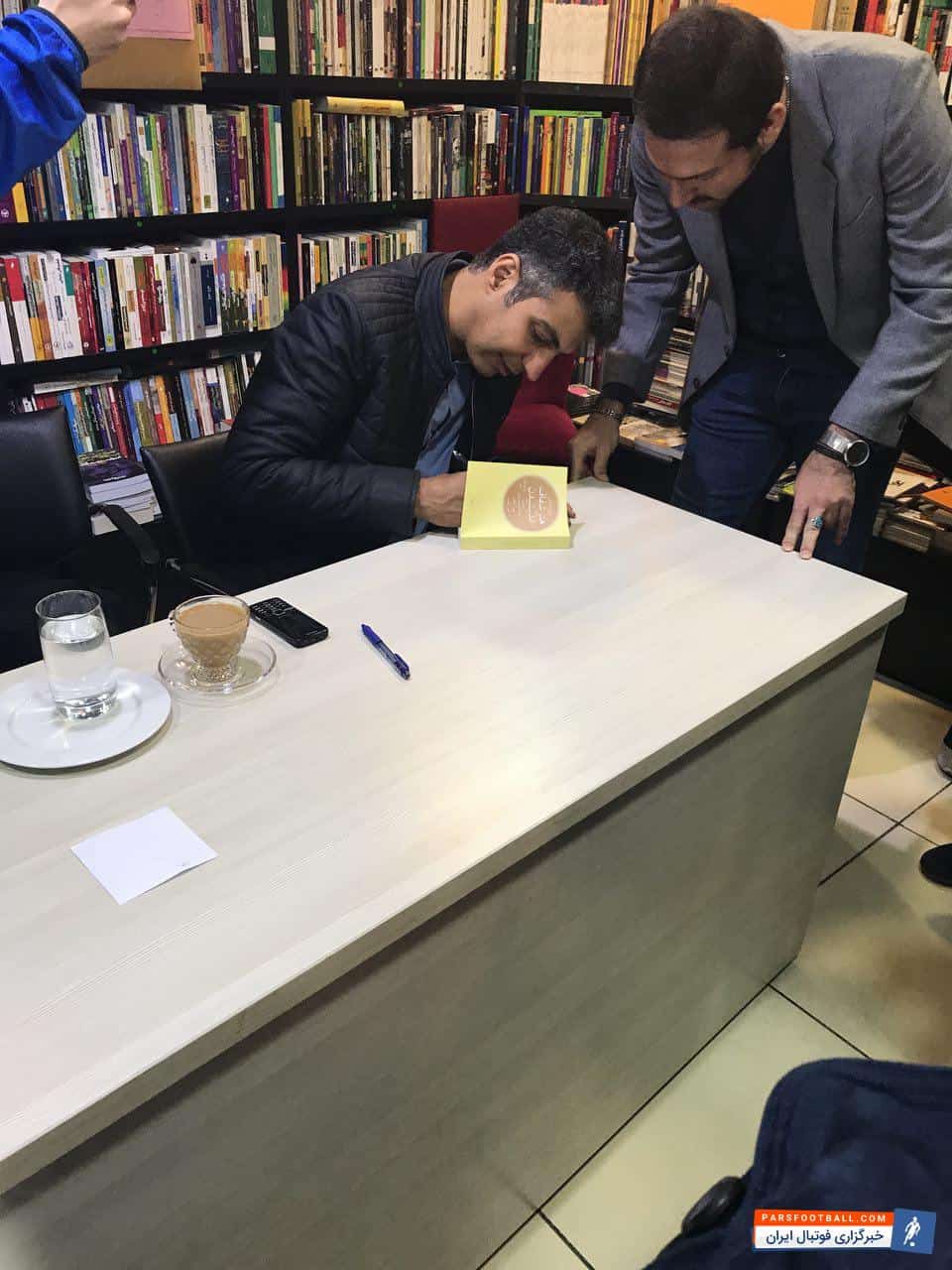 مراسم امضای کتاب عادل فردوسی پور به نفع زلزله زدگان کرمانشاه در مجتمع تجاری کوروش با حضور انبوه مردمی برگزار شد.عادل فردوسی پور...