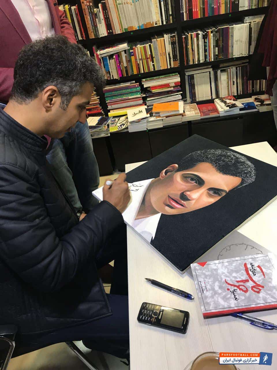 مراسم امضای کتاب عادل فردوسی پور به نفع زلزله زدگان کرمانشاه در مجتمع تجاری کوروش با حضور انبوه مردمی برگزار شد.عادل فردوسی پور...