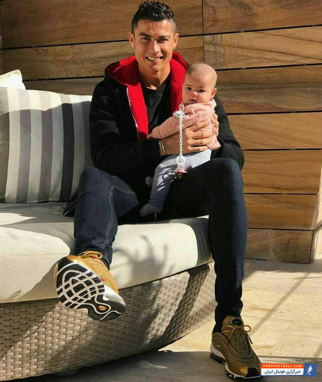 رونالدو که اخیرا صاحب فرزند دختر شده است تصویری از او را در آغوش خودش منتشر کرده است .در ادامه تصویر کریستیانو رونالدو را به همراه دخترش اوا مشاهده می کنید.