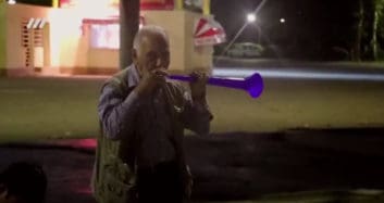 کلیپ جالب برنامه نود از پرچم فروشان اطراف ورزشگاه آزادی در مسابقات لیگ برتر