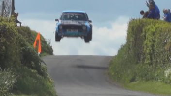 فاصله ی مرگ و زندگی در مسابقات اتوموبیل رانی در سراسر جهان