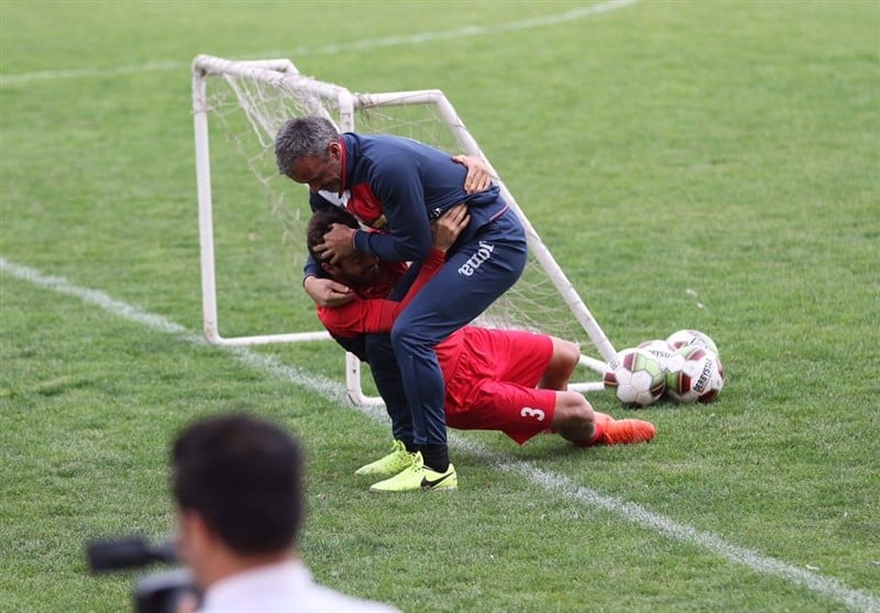 کشتی گرفتن مدافع تیم فوتبال پرسپولیس