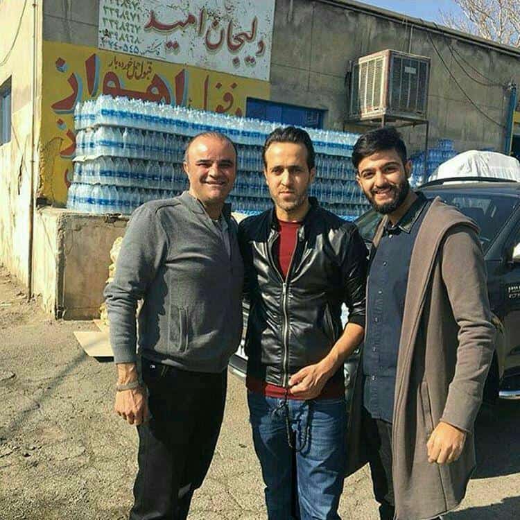 علی کریمی کمک هایی که برای زلزله زدگان حمع آوری کرده بود شخصا به مردم تحویل داد