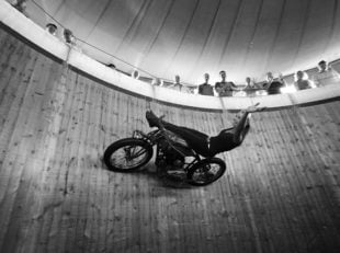 کلیپی جالب از اولین دختری که موفق شد دیوار مرگ را فتح کند