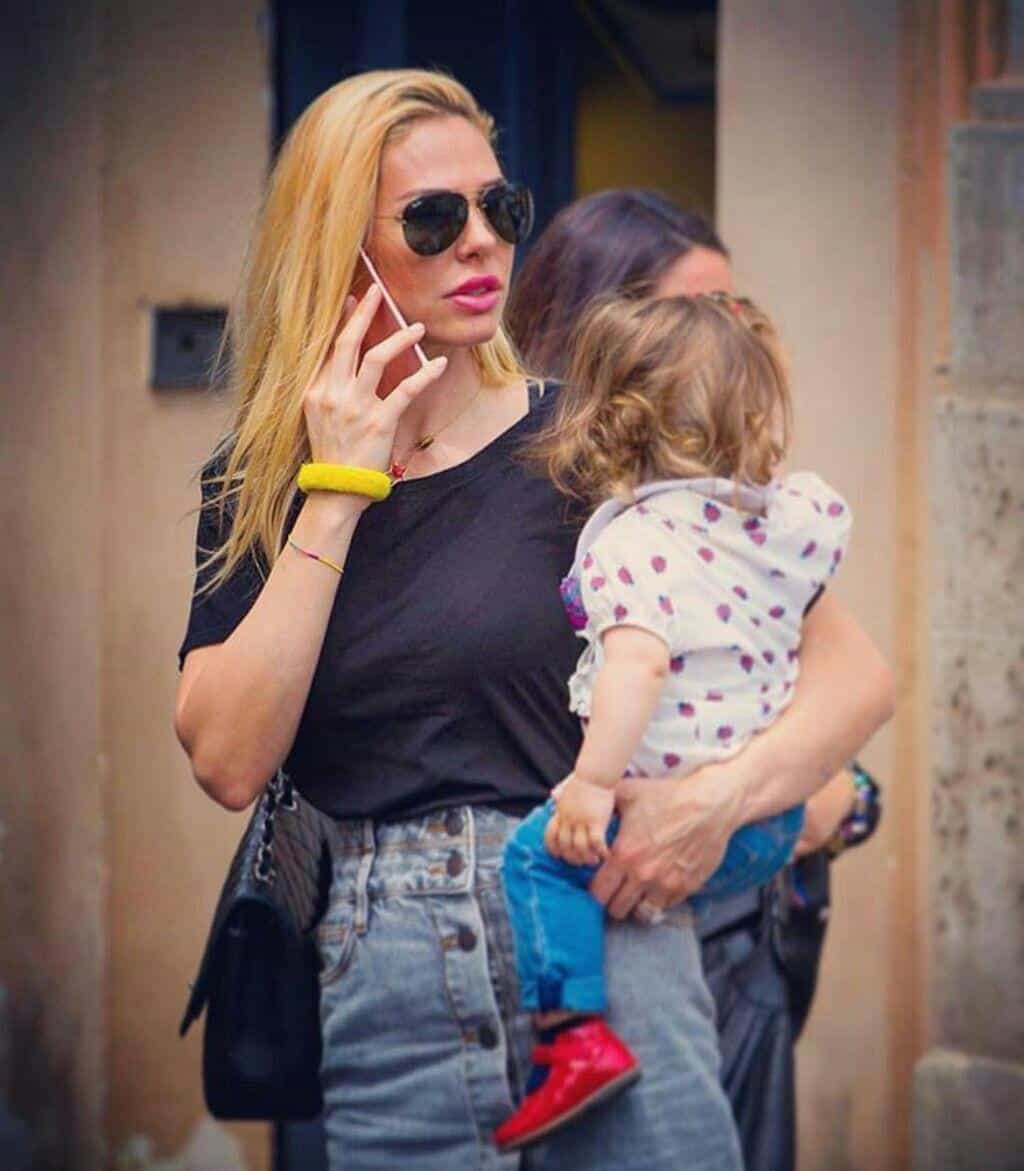 فرانچسکو توتی در سال ۲۰۰۳ رابطهاش را با همسر آیندهاش ایلاری بلازی ، یکی از مجریان سرشناس شبکههای ایتالیایی زبان، آغاز کرد.