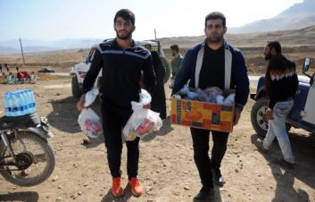 ملی پوشان کشتی پای درددل مردم روستا‌های دور افتاده و زلزله زده نشستند