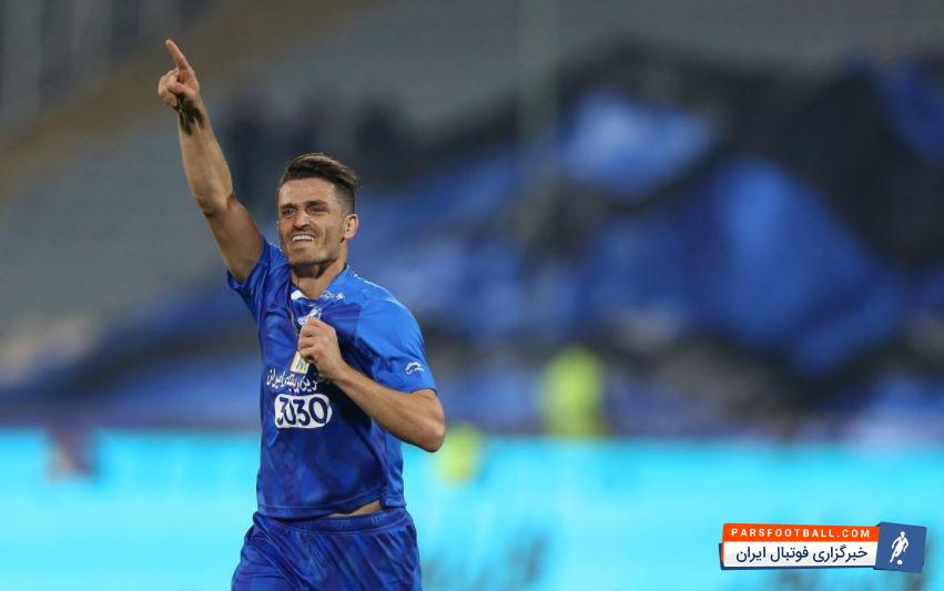 وریا غفوری در هفته های گذشته عملکرد فوق العاده ای داشته است و هم اکنون بهترین و آماده ترین دفاع راست فوتبال ایران است.وریا غفوری فصل قبل با مصدومیت های گاه و بی گاه از شرایط آمادگی دور بود و صحبت هایی در مورد جدایی از این تیم هم به گوش رسید اما اعلام کرد که می خواهد بماند و خاطره خوبی برای هواداران استقلال بسازد.