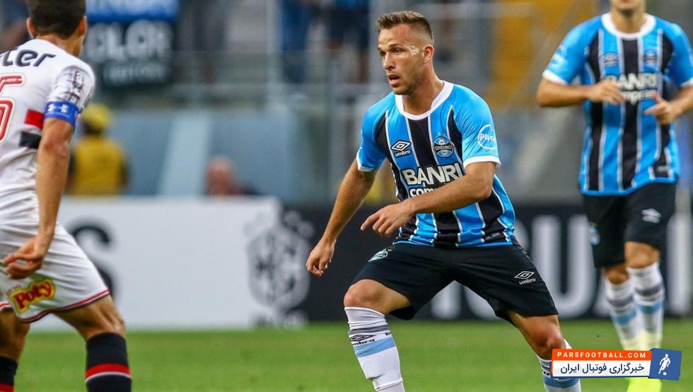 کمتر از یک ماه پیش بود که انتشار عکسی از آرتور در کنار مدیر ورزشی بارسلونا با پیراهن این باشگاه خبرساز شد. روبرت فرناندز در سفری به برزیل با آرتور ...