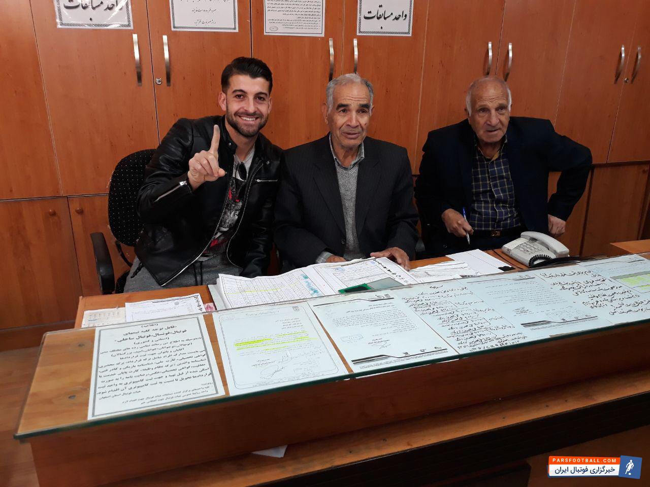 پس از صدور آی تی سی ادون حسنی هافبک آلبانیایی سپاهان این بازیکن امروز با حضور در هیئت فوتبال استان اصفهان رسما قرارداد خود را با باشگاه سپاهان به ثبت رساند.