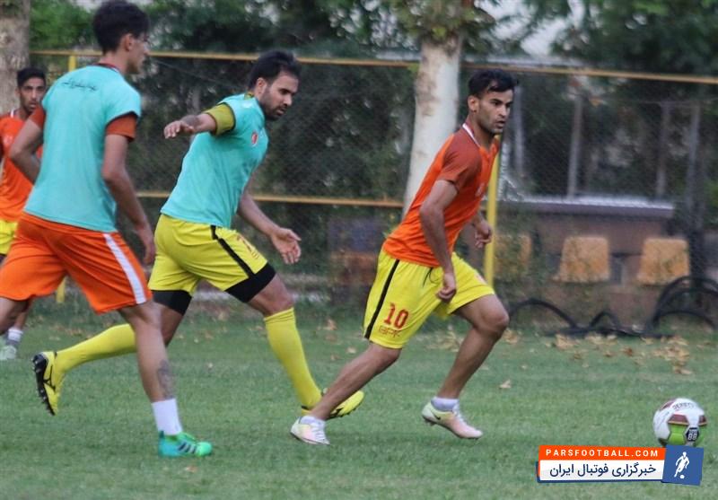 با وجود اینکه مالکیت باشگاه نفت تهران از حمیدرضا جهانیان گرفته شده، اما وی در اقدامی عجیب در محل تمرین امروز (یکشنبه) این تیم حاضر شد.