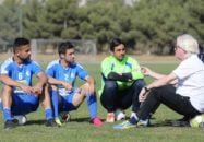 با توجه به نيمكت نشينى اين روزهاى مهدى رحمتى در استقلال به همين منظور خسرو حيدرى و اميد ابراهيمى بيشترين آمار بازوبند كاپيتانى ...
