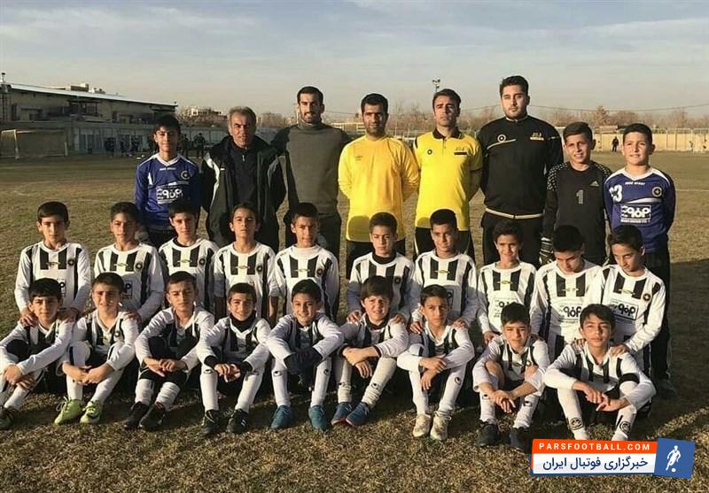 احسان حاج صفی بازیکن فعلی تیم فوتبال پانیونیوس یونان که با فرارسیدن تعطیلات سال نوی میلادی به ایران آمده است, در تمرینات تیمهای فوتبال باشگاه سپاهان حضور پیدا کرد و با کادر فنی و بازیکنان این تیمها دیدار کرد.