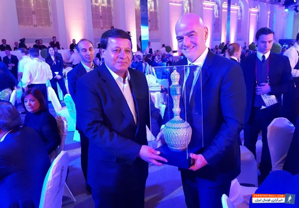 دبیرکل فدراسیون فوتبال کشورمان صنایع دستی ایرانی را به رئیس و دبیرکل فیفا و رئیس فدراسیون فوتبال روسیه اهدا کرد.
