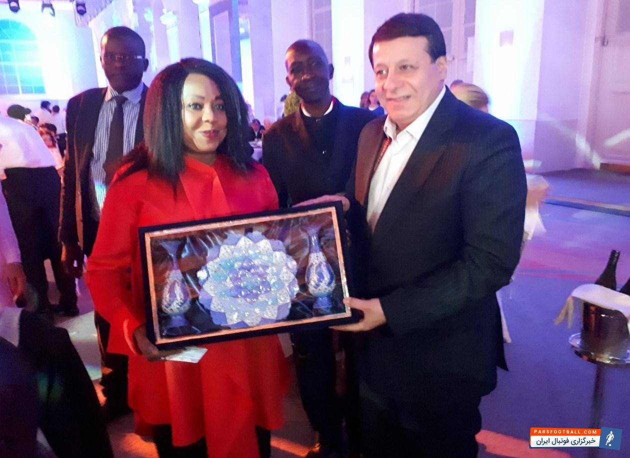دبیرکل فدراسیون فوتبال کشورمان صنایع دستی ایرانی را به رئیس و دبیرکل فیفا و رئیس فدراسیون فوتبال روسیه اهدا کرد.