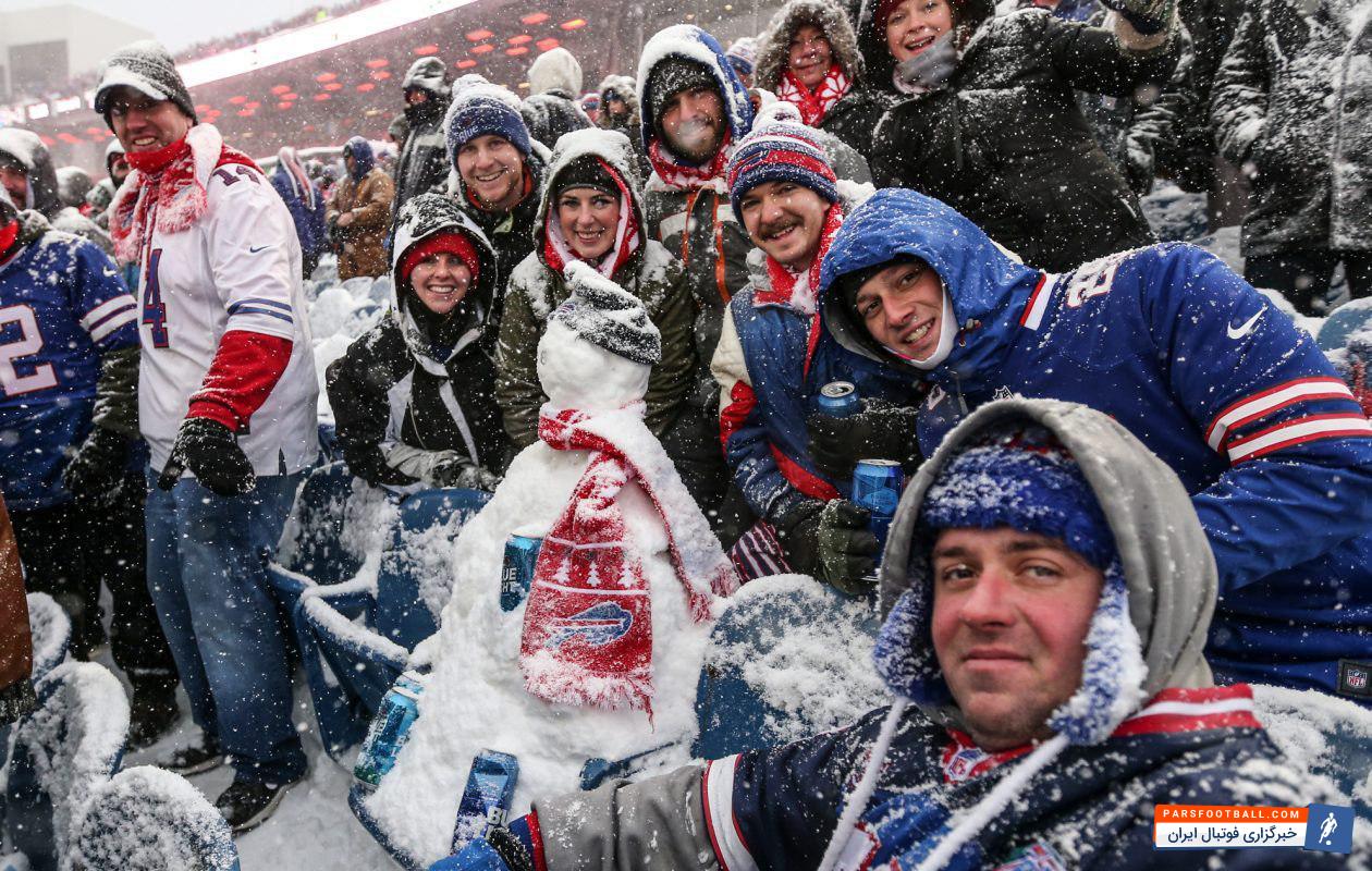 هواداران یک تیم راگبی buffalo bill در شرایط جوی سخت به حمایت از تیمشان پرداختند
