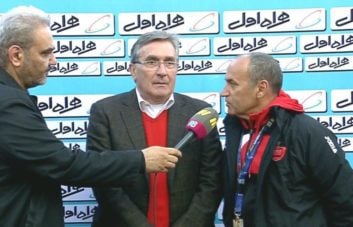 در هنگام مصاحبه ی جواد خیابانی با برانکو، او سوالاتی را مطرح کرد از جمله:نظر آقای برانکو در باره خیزش دوبار استقلال و بالا آمدن این تیم چیست؟