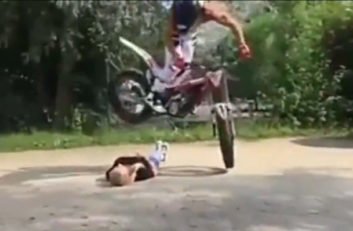 حرکت های نمایشی هیجان انگیز و خطرناک توسط موتور سوار حرفه ای