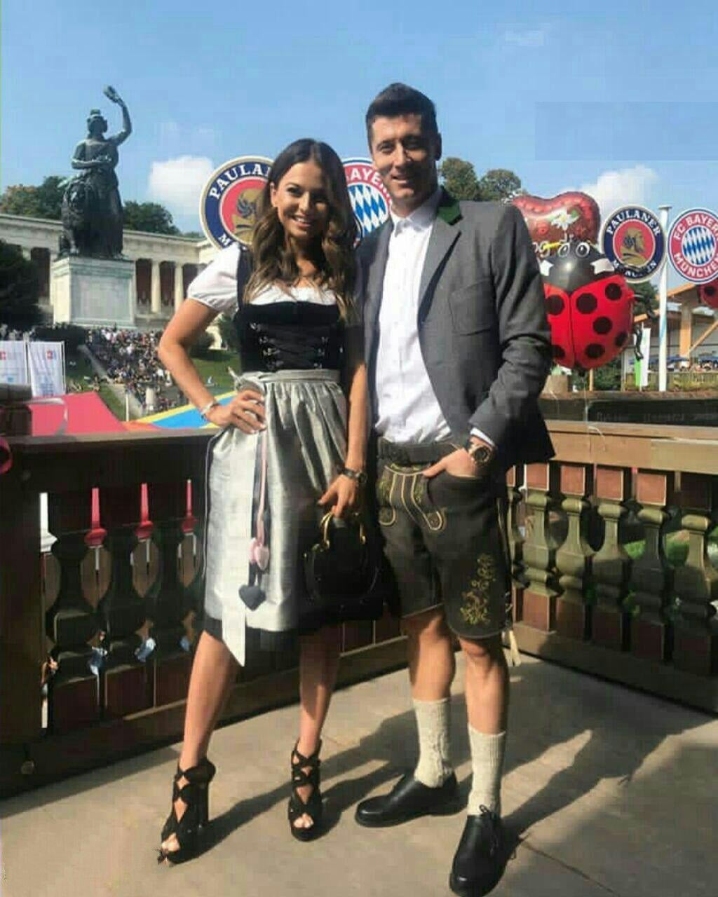 لواندوفسکی و همسرش در یک قاب ؛ وی در سال ۲۰۱۳ با آنا لواندوفسکی ورزشکار و کاراته باز لهستانی ازدواج کرد و در سال ۲۰۱۷ صاحب یک فرزند دختر به نام «کلارا» شد.