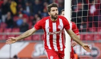 بازدید کریم انصاری فرد مهاجم تیم فوتبال المپیاکوس از یکی از مدارس کشور یونان