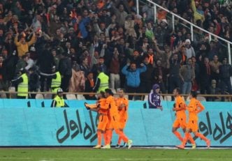 هواداران دو تیم فوتبال پرسپولیس و بادران در پایان بازی به فحاشی به یکدیگر مشغول شدند
