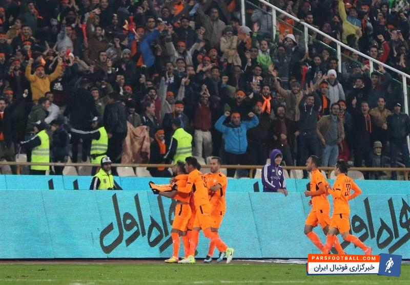 هواداران دو تیم فوتبال پرسپولیس و بادران در پایان بازی به فحاشی به یکدیگر مشغول شدند