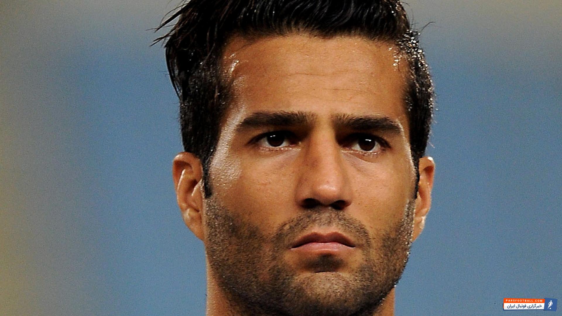 مسعود شجاعی در تیم فوتبال آ اک آتن یونان شماره 24 را بر تن می کند