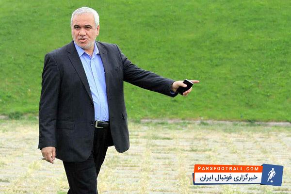 فتح الله زاده پیراهن فیلیپ لام که توسط چند ملی پوش امضا شده است به زلزله زدگان اهدا کرد