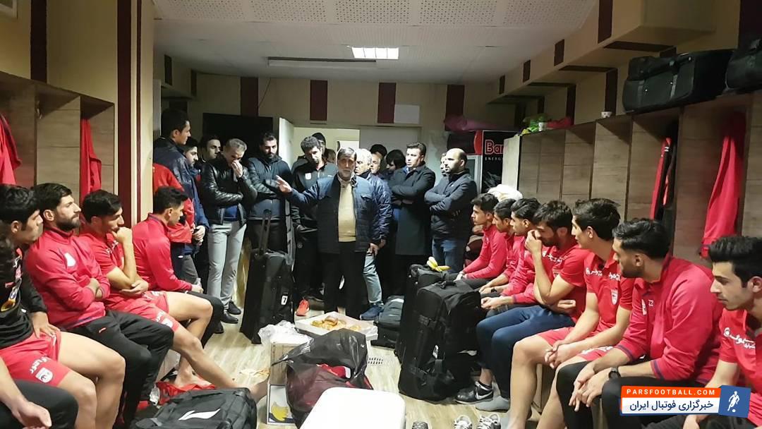 مصطفی آجرلو مدیرعامل باشگاه تراکتورسازی در رختکن تیم حاضر شد