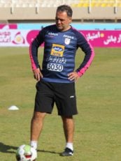 علیرضا پژمان مربی بومی تراکتورسازی گویا نسبت به سایرین از این باخت، بسیار ناراحت بود