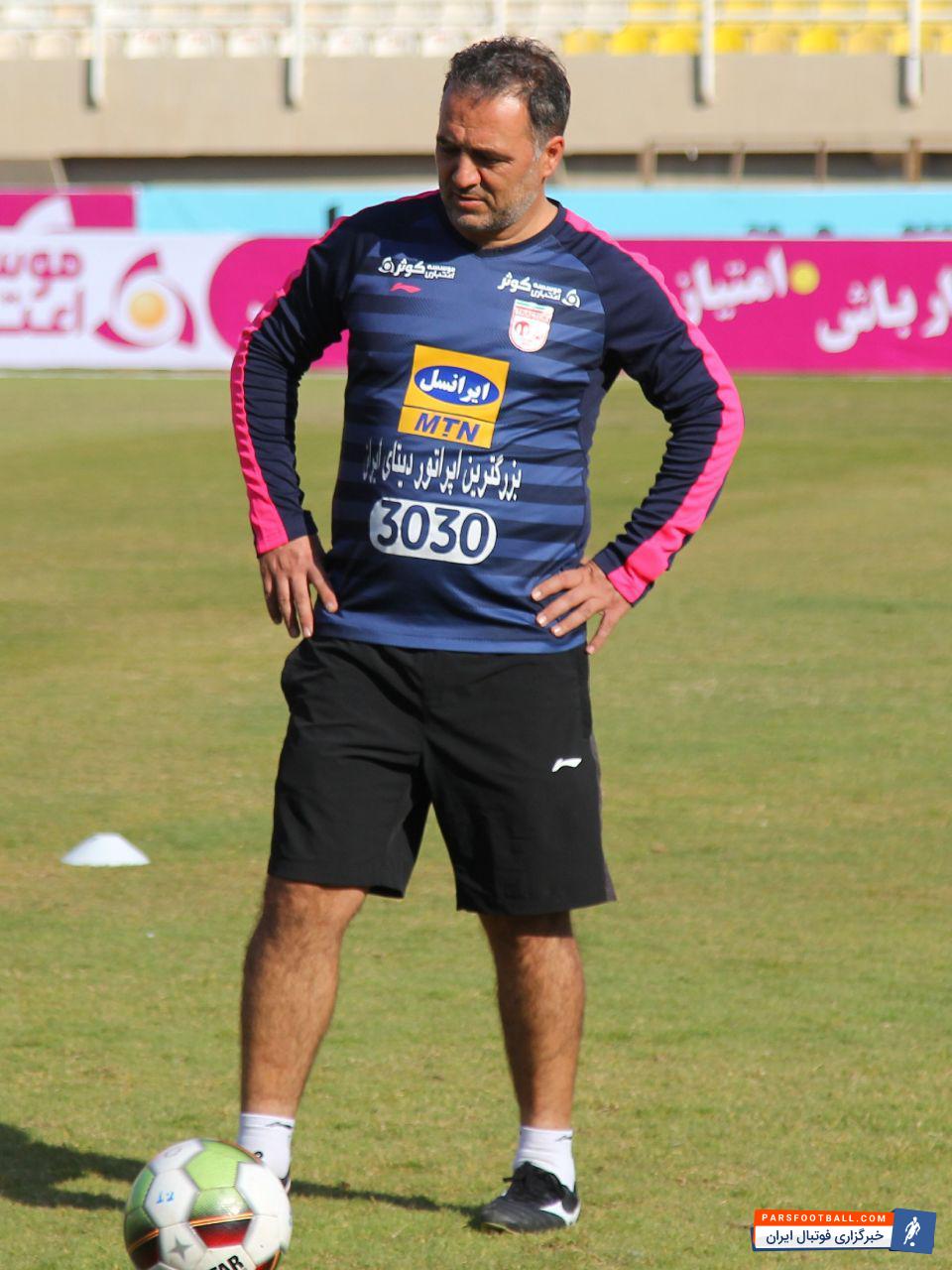 علیرضا پژمان مربی بومی تراکتورسازی گویا نسبت به سایرین از این باخت، بسیار ناراحت بود