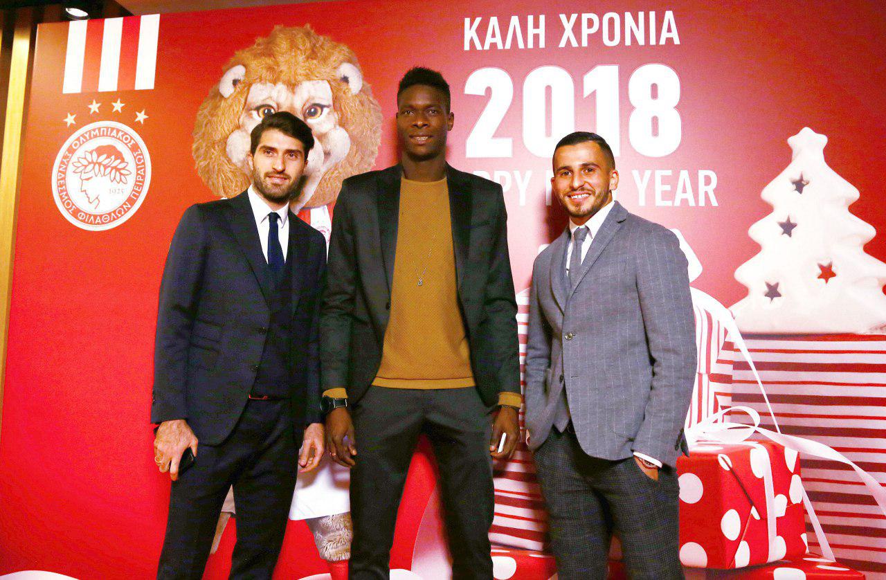 کریم انصاری فرد آقای گل یونان در کنار سایر بازیکنان این تیم حضور داشت