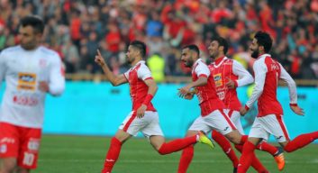 در دیدار پرسپولیس مقابل تراکتورسازی که با برتری 2 بر صفر تیم تهرانی خاتمه یافت، هیچ بازیکنی از جمع سرخپوشان صاحب کارت های رنگی داور نشد.