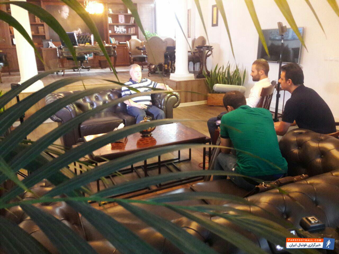 هفته آینده از فیلم مستند فرشاد آقای گل که به دوران بازی فرشاد پیوس می پردازد رونمایی خواهد شد. این فیلم که به تهیه کنندگی و کارگردانی جعفر صادقی در مدت زمان بیش از 2 سال تولید شده است، روایتی از بازیها و افتخارات بهترین گلزن تاریخ رقابتهای باشگاهی ایران و بهترین گلزن تاریخ باشگاه پرسپولیس است.