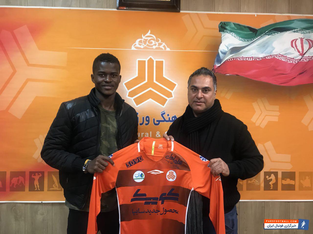 ساموئل سارفو بازیکن لیگ برتر غنا که سابقه عضویت در تیم ملی ب این کشور را در پرونده ورزشی خود دارد، با نظر علی دایی سایپا را در این فصل همراهی خواهد کرد.ساموئل سارفو بازیکن لیگ برتر غنا که سابقه عضویت در تیم ملی ب این کشور را در پرونده ورزشی خود دارد، با نظر علی دایی سایپا را در این فصل همراهی خواهد کرد.