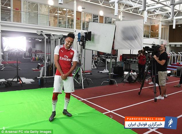 امروز (چهارشنبه) انتقال تقریبا 64 میلیون یورویی اوبامیانگ ستاره گابنی به آرسنال قطعی شده و او از دوباره همبازی شدن با میخیتاریان ابراز خوشحالی کرده است.