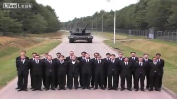 کلیپی جالب از تست ترمز یک تانک روی تعدادی انسان واقعی