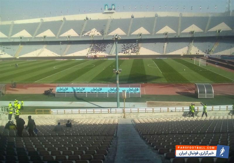 در فاصله نیم ساعت مانده به آغاز دیدار تیم‌های فوتبال استقلال تهران و پارس جنوبی حدود ۴۰۰ تماشاگر در ورزشگاه آزادی حضور دارند.