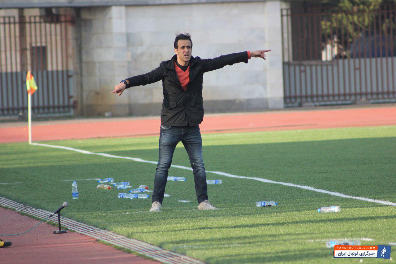 علی کریمی از جمله سرمربیان پرجوش و خروش است که کنار زمین آرام و قرار ندارد وی می تواند تمام هواداران تیمش را به حمایت نود دقیقه ای از سرخ پوشان ترغیب کند.