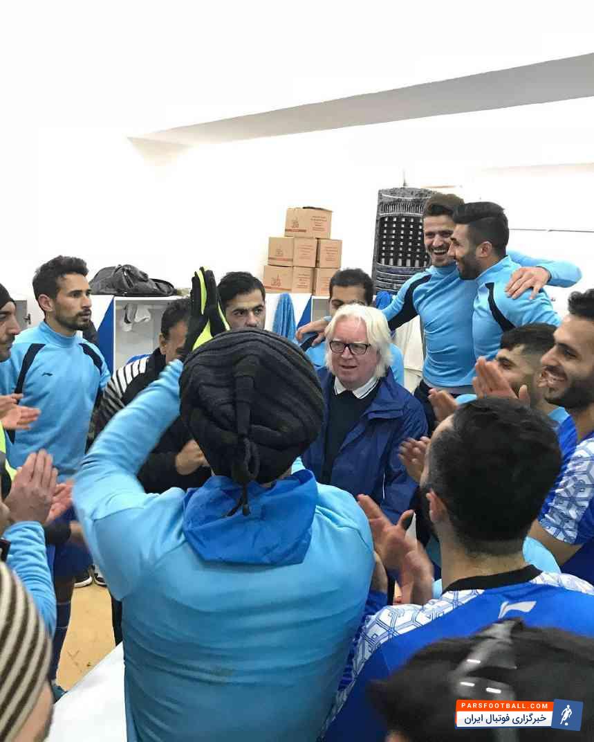 بازیکنان استقلال با دیدن وینفرد شفر، او را در آغوش گرفته و تولدش را تبریک گفتند. سرمربی استقلال هم از شاگردانش تشکر کرد.