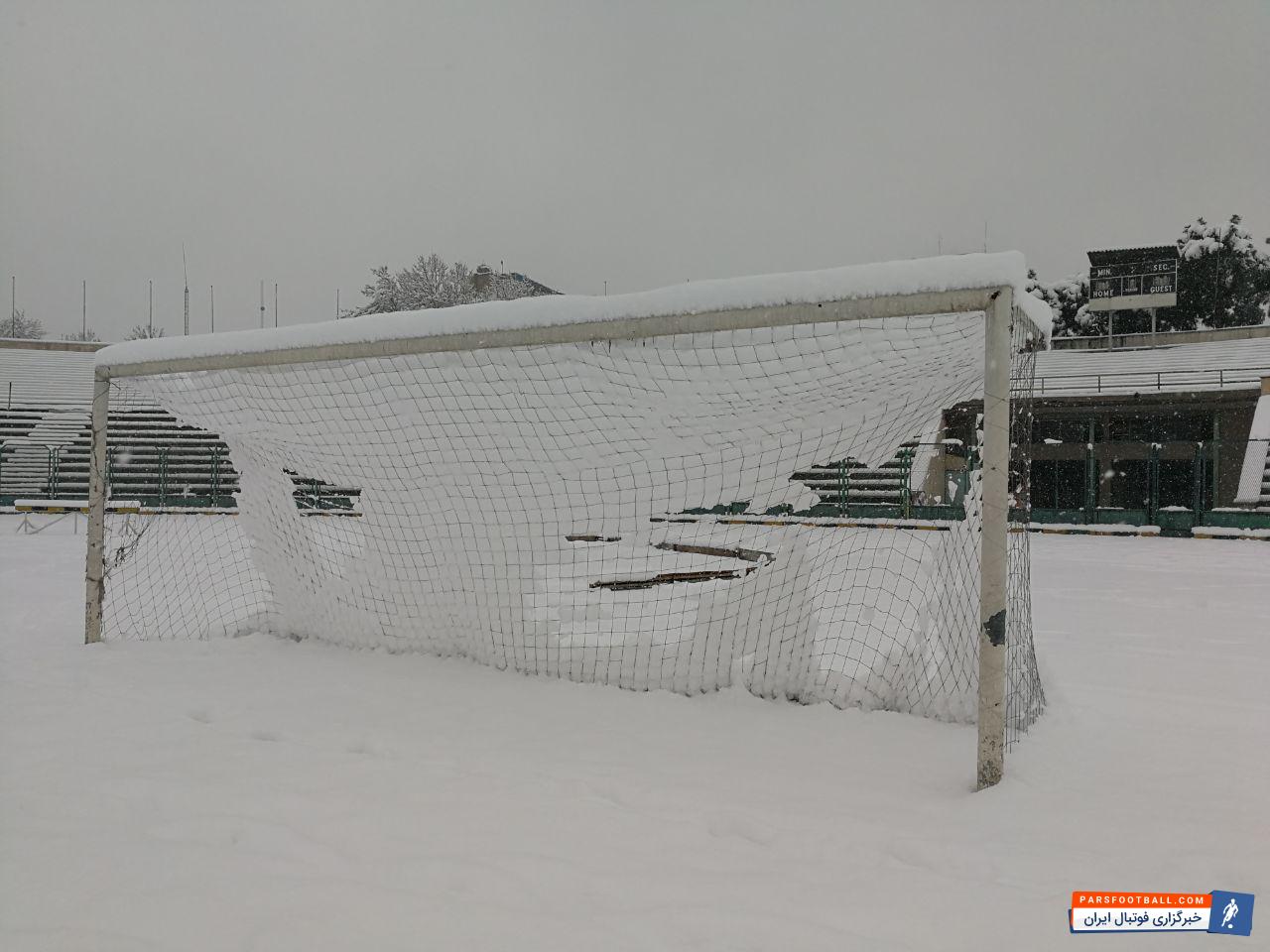 تصاویری از ورزشگاه شهید شیرودی زیر پوشش برفی ؛ در شرایطی که سراسر شهر تهران را برف فراگرفته ورزشگاه شهید شیرودی نیز با پوشش کاملا برفی جلوه خاصی پیداکرد.