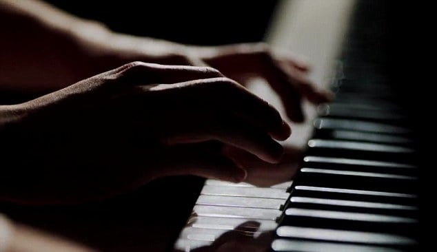 سانچس در تیم جدید خود شماره 7 را بر تن خواهد کرد که پیش از او جرج بست، اریک کانتونا، دیوید بکام و کریستیانو رونالدو بر تن کرده اند که همین موضوع بیانگر اهمیت انتقال سانچس به یونایتد خواهد بود.