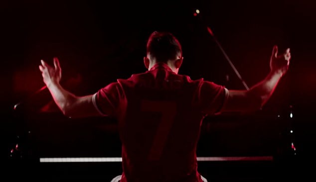 سانچس در تیم جدید خود شماره 7 را بر تن خواهد کرد که پیش از او جرج بست، اریک کانتونا، دیوید بکام و کریستیانو رونالدو بر تن کرده اند که همین موضوع بیانگر اهمیت انتقال سانچس به یونایتد خواهد بود.